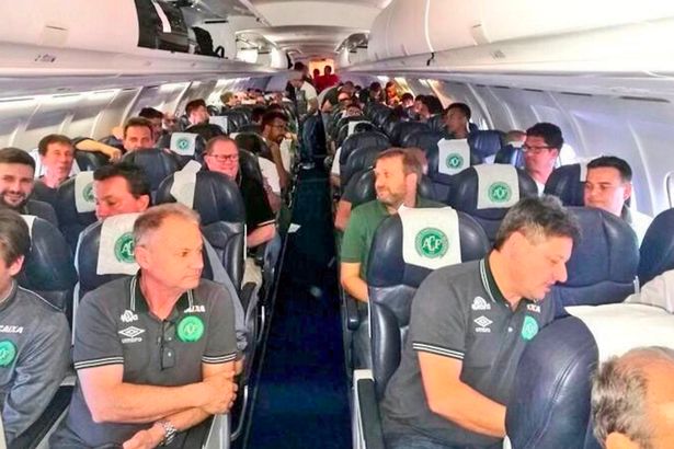Những hình ảnh của đội bóng Brazil trên máy bay trước khi gặp nạn - Ảnh 2.