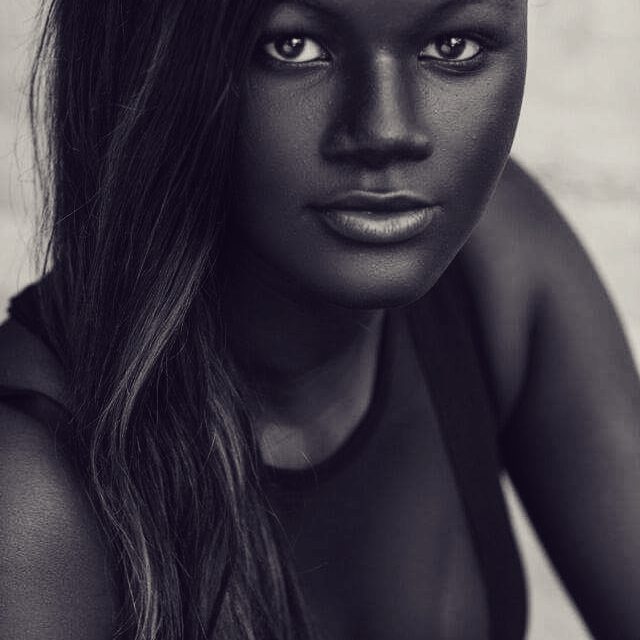 Vẻ đẹp của cô gái có làn da đen kỳ lạ nhất thế giới