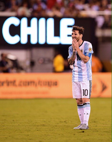 Messi khóc như đứa trẻ sau khi sút hỏng penalty - Ảnh 2.