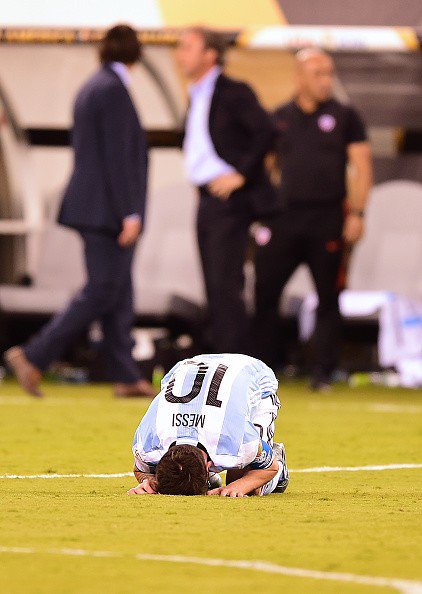 Messi khóc như đứa trẻ sau khi sút hỏng penalty - Ảnh 3.