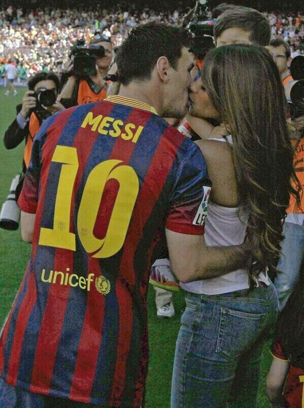 Messi “ngạt thở” bởi nụ hôn nóng bỏng của Antonella ngày lễ tình nhân - Ảnh 4.