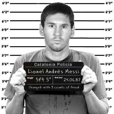 Fan Ronaldo chế nhạo án tù 21 tháng của Messi - Ảnh 6.