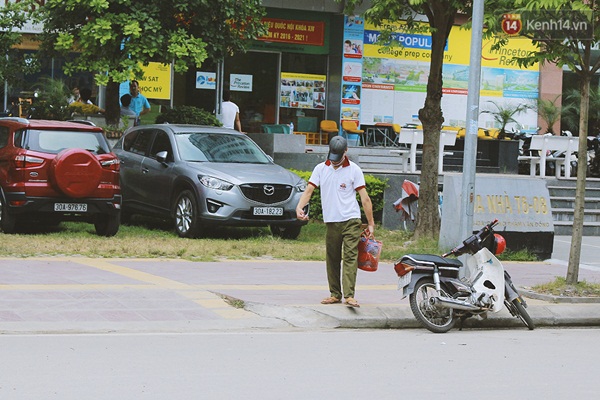 Nếu ai đó luôn thở than chán việc, hãy nhìn cách anh đánh giày bị bại não đang hăng say làm việc thế nào... - Ảnh 1.