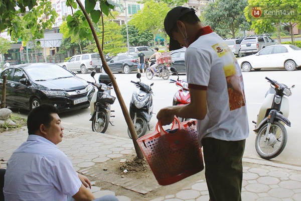 Nếu ai đó luôn thở than chán việc, hãy nhìn cách anh đánh giày bị bại não đang hăng say làm việc thế nào... - Ảnh 8.