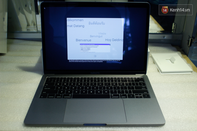 Cận cảnh MacBook Pro 2016 tại Việt Nam: Mỏng kinh ngạc, đẹp ấn tượng, dùng cực đã! - Ảnh 9.