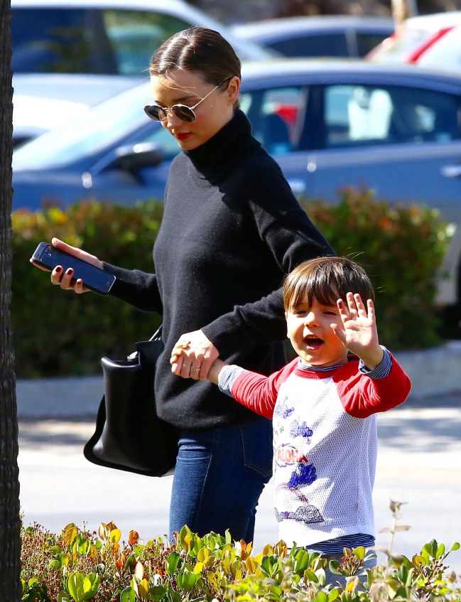 B&eacute; Flynn lớn phổng phao khi xuất hiện hiếm hoi b&ecirc;n Miranda Kerr - Ảnh 2.