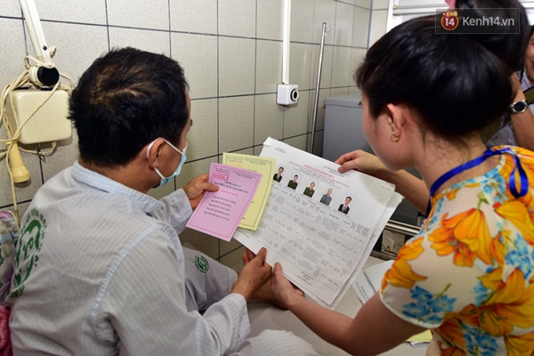 H&ograve;m phiếu di động gi&uacute;p bệnh nh&acirc;n bầu cử ngay tại giường bệnh - Ảnh 3.