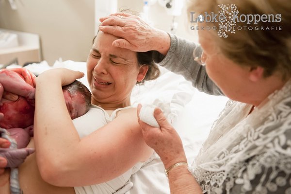 Chùm ảnh xúc động khi mẹ cùng con gái vượt cạn - Ảnh 5.