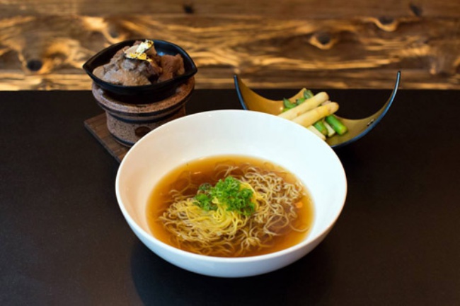 Chỉ lèo tèo vài sợi nhưng tô mỳ ramen đặc biệt lại có giá lên tới 4 triệu đồng - Ảnh 4.