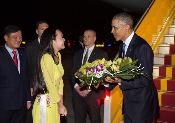 Clip: Cận cảnh nụ cười rạng rỡ của cô gái Việt khi tặng hoa Tổng thống Obama - Ảnh 4.