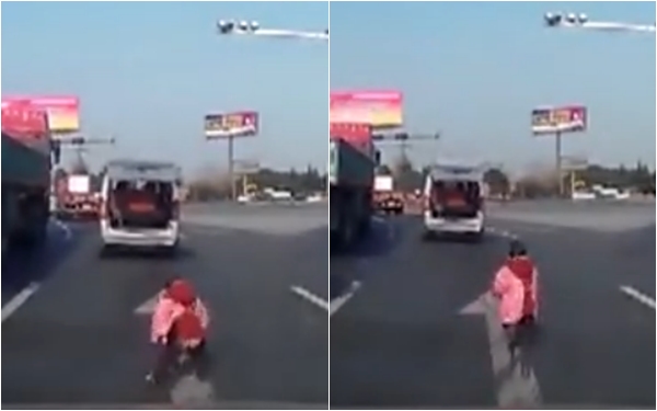 Thót tim trước khoảnh khắc bé trai rơi khỏi xe ô tô đang lao đi trên đường - Ảnh 2.