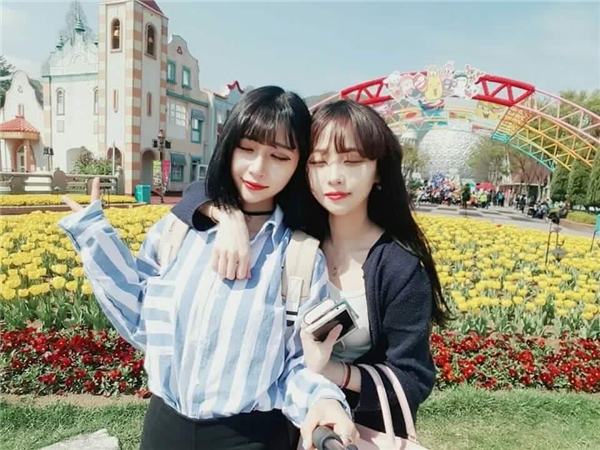 Make up chưa chắc l&agrave;m bạn xinh hơn, nhưng khiến ch&uacute;ng ta giống hệt nhau th&igrave; chắc chắn! - Ảnh 11.