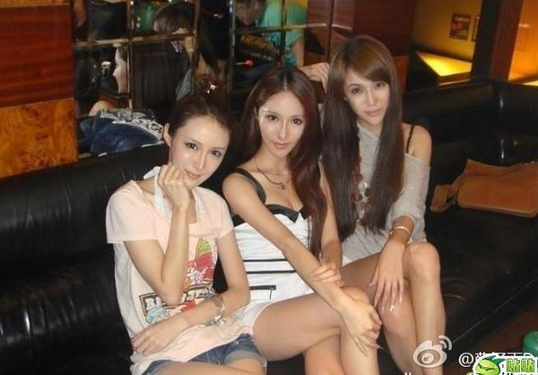 Make up chưa chắc l&agrave;m bạn xinh hơn, nhưng khiến ch&uacute;ng ta giống hệt nhau th&igrave; chắc chắn! - Ảnh 5.