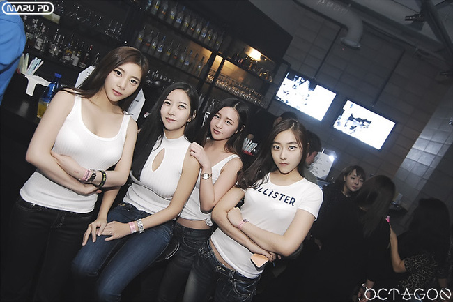 Make up chưa chắc l&agrave;m bạn xinh hơn, nhưng khiến ch&uacute;ng ta giống hệt nhau th&igrave; chắc chắn! - Ảnh 6.