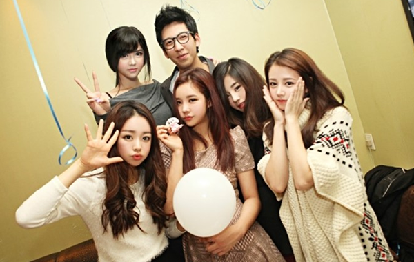 Make up chưa chắc l&agrave;m bạn xinh hơn, nhưng khiến ch&uacute;ng ta giống hệt nhau th&igrave; chắc chắn! - Ảnh 7.