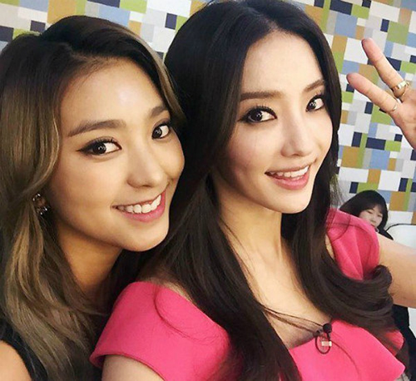 Make up chưa chắc l&agrave;m bạn xinh hơn, nhưng khiến ch&uacute;ng ta giống hệt nhau th&igrave; chắc chắn! - Ảnh 10.