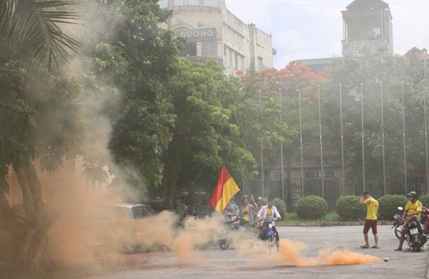 Giữa trưa, CĐV Nam Định quậy phá, ném pháo sáng vào khách sạn CLB TPHCM đóng quân - Ảnh 3.