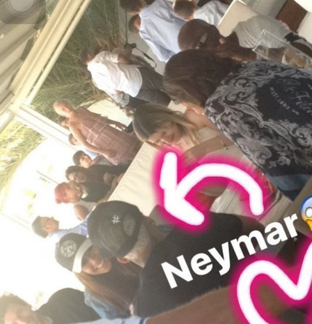 Neymar bị phát hiện đi ăn trưa với bạn gái cũ - Ảnh 1.