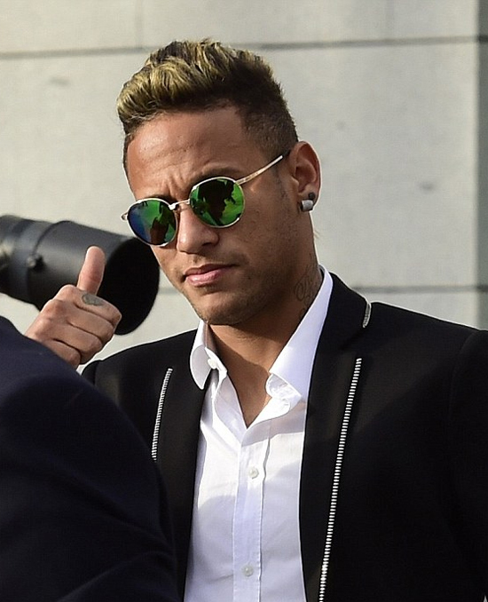 Neymar ăn diện như tài tử Hollywood ra hầu tòa - Ảnh 2.