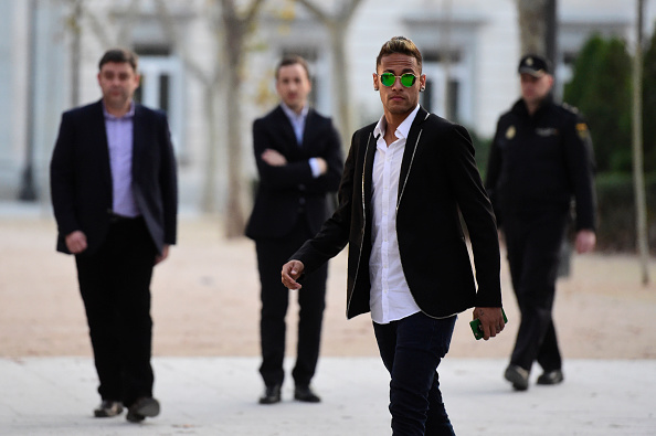 Neymar ăn diện như tài tử Hollywood ra hầu tòa - Ảnh 3.