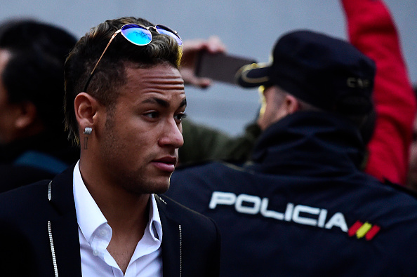 Neymar ăn diện như tài tử Hollywood ra hầu tòa - Ảnh 4.