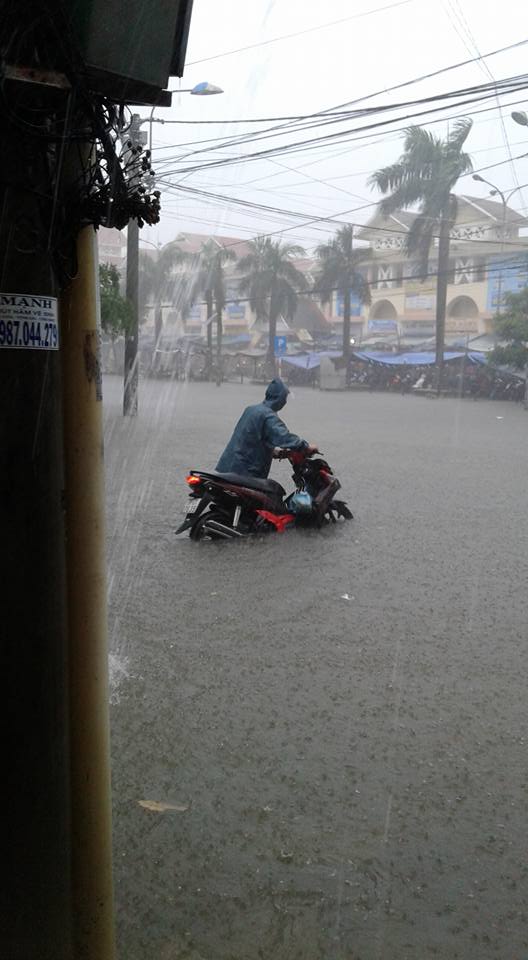 Tuy Hoà: Mưa to không ngớt, các tuyến đường đều tê liệt - Ảnh 4.