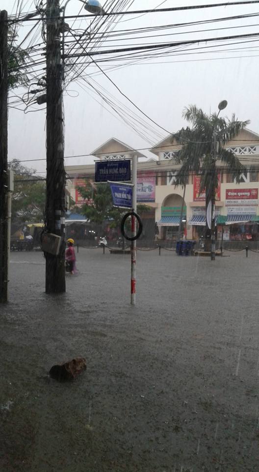 Tuy Hoà: Mưa to không ngớt, các tuyến đường đều tê liệt - Ảnh 5.