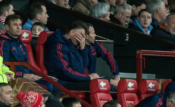 Fan lại ngủ gục trên khán đài khi xem Man Utd thi đấu - Ảnh 5.