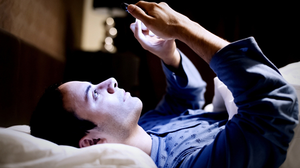 Đây là 3 lý do khiến bạn sẵn sàng ném smartphone trước khi đi ngủ - Ảnh 2.