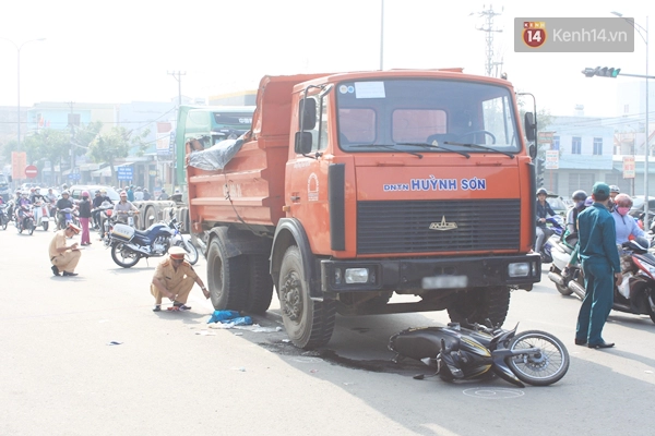 Đà Nẵng: Xe tải tông xe máy, 2 cô gái trẻ bị kéo lê trên đường - Ảnh 1.