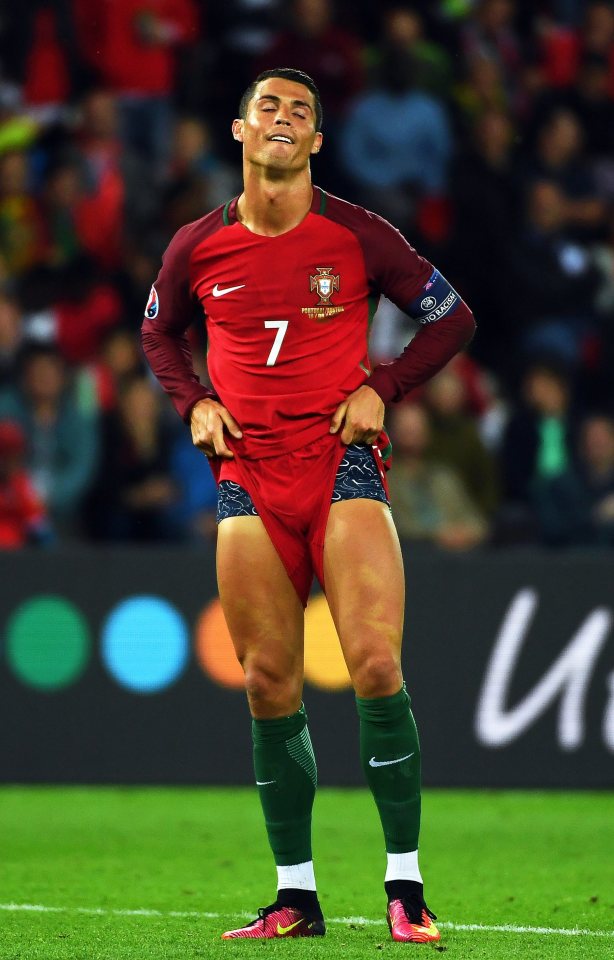 Hé lộ danh tính người đẹp tóc vàng được Ronaldo mời đi nghỉ hè ở Ibiza - Ảnh 4.