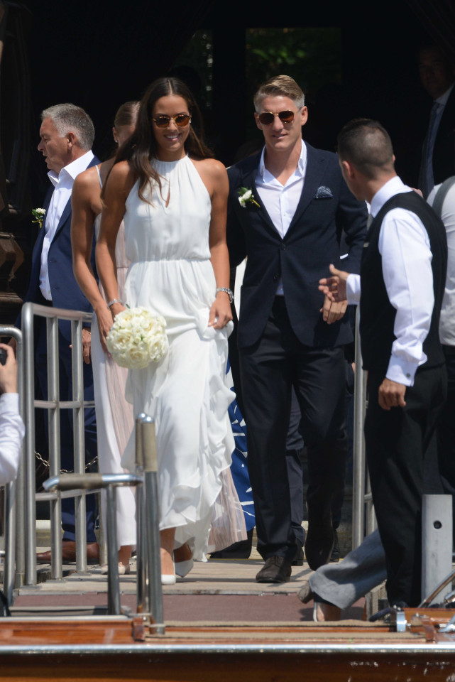 Bastian Schweinsteiger tổ chức đám cưới lãng mạn với mỹ nhân làng banh nỉ - Ảnh 1.