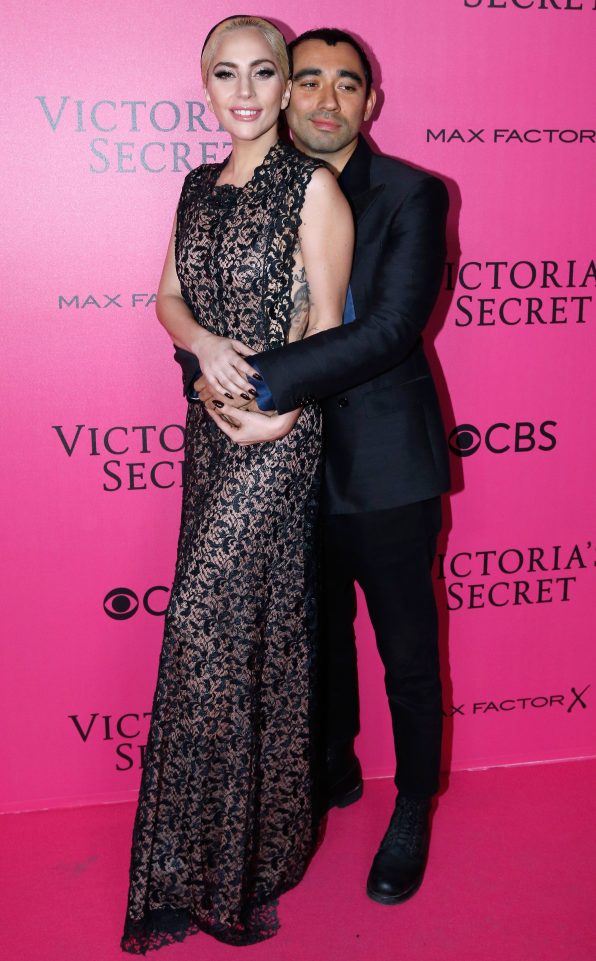 Dàn mỹ nhân trên thảm hồng Victorias Secret: Thật khó để chọn ai xinh đẹp và gợi cảm nhất! - Ảnh 22.