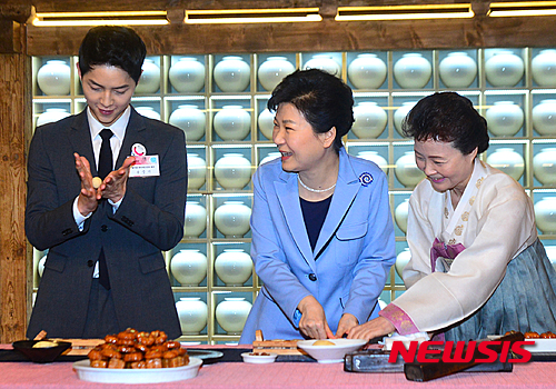 Song Joong Ki trở thành đại sứ danh dự, vinh dự bắt tay tổng thống Hàn trong sự kiện - Ảnh 13.