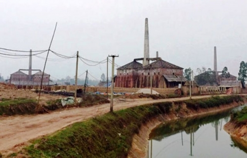 Hà Nội: Nổ bom bi tại lò gạch khiến 2 người thương vong - Ảnh 1.