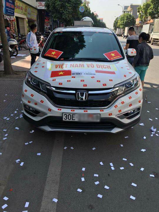 Xế sang Hà Nội dán đầy tha thu cổ vũ, sẵn sàng cho trận cầu với Indo tối nay của tuyển Việt Nam - Ảnh 3.