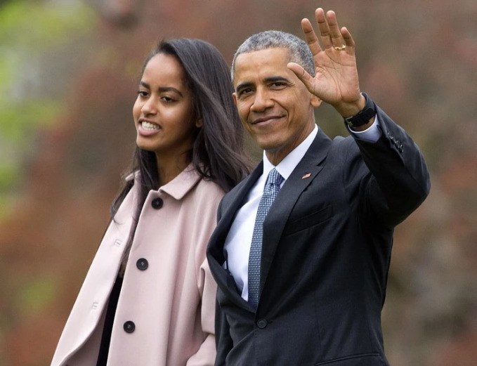 Sợ người khác biết mình khóc, Tổng thống Obama phải đeo kính đen trong lễ tốt nghiệp của con gái lớn - Ảnh 6.