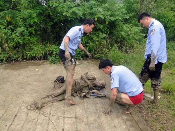 Cố nhặt chai nhựa phế liệu, cụ &ocirc;ng khốn khổ cứng đờ người v&igrave; bị mắc kẹt dưới b&ugrave;n suốt đ&ecirc;m - Ảnh 4.