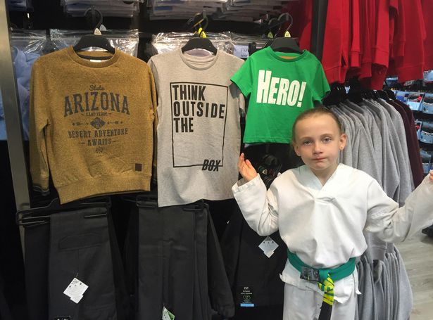 Cô bé 8 tuổi khiến thế giới sửng sốt khi chỉ ra sự bất công của những câu slogan trên áo nam và nữ - Ảnh 3.