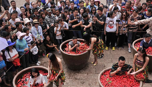 Những hình ảnh trong cuộc thi Olympic ăn ớt Trung Quốc - Ảnh 2.