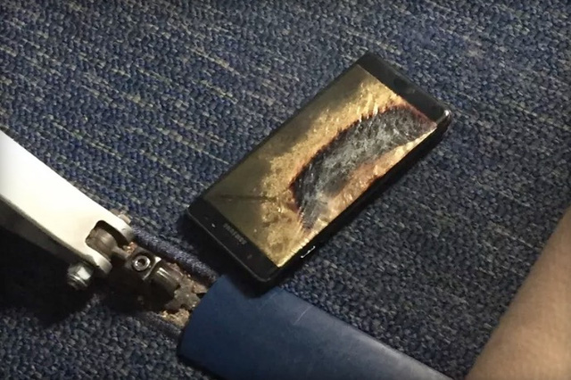 Hoãn chuyến bay do Samsung Galaxy Note7 bản an toàn tự dưng bốc khói - Ảnh 1.