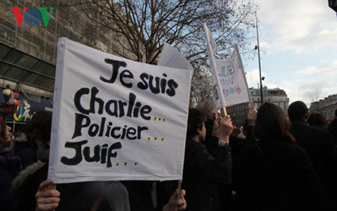 Pháp tưởng niệm 1 năm tòa soạn Charlie Hebdo bị khủng bố - Ảnh 1.