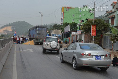 Hình ảnh đẹp: CSGT cùng dân gom ngô cho chủ xe gặp nạn - Ảnh 1.