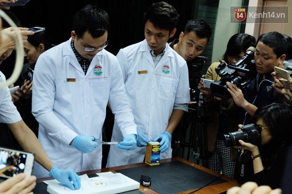 Clip các chuyên gia Bộ Y Tế làm thử nghiệm: Dầu cá Mỹ ăn mòn xốp mạnh nhất - Ảnh 2.