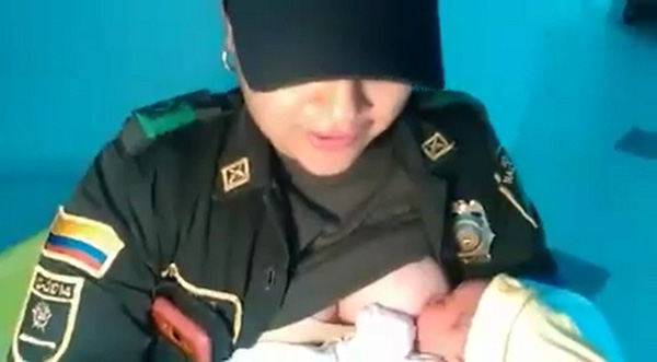 Nữ cảnh sát cho em bé bị bỏ rơi đang đói lả bú sữa khiến dân mạng xúc động - Ảnh 1.