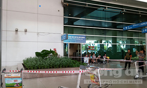 Hành khách nước ngoài rơi lầu ở sân bay Tân Sơn Nhất - Ảnh 1.