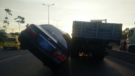 Ô tô biển xanh 80B bị xe tải kéo lê như phim hành động - Ảnh 1.
