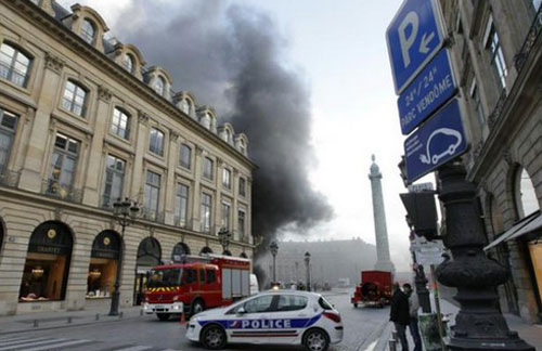 Cháy lớn ở khách sạn giữa lòng Paris - Ảnh 1.