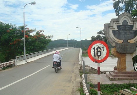 Nam sinh viên mất tích bí ẩn trên một cây cầu - Ảnh 1.