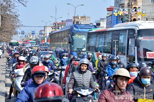 Ùn tắc kinh hoàng trên đường Giải Phóng ngày 28 Tết - Ảnh 1.